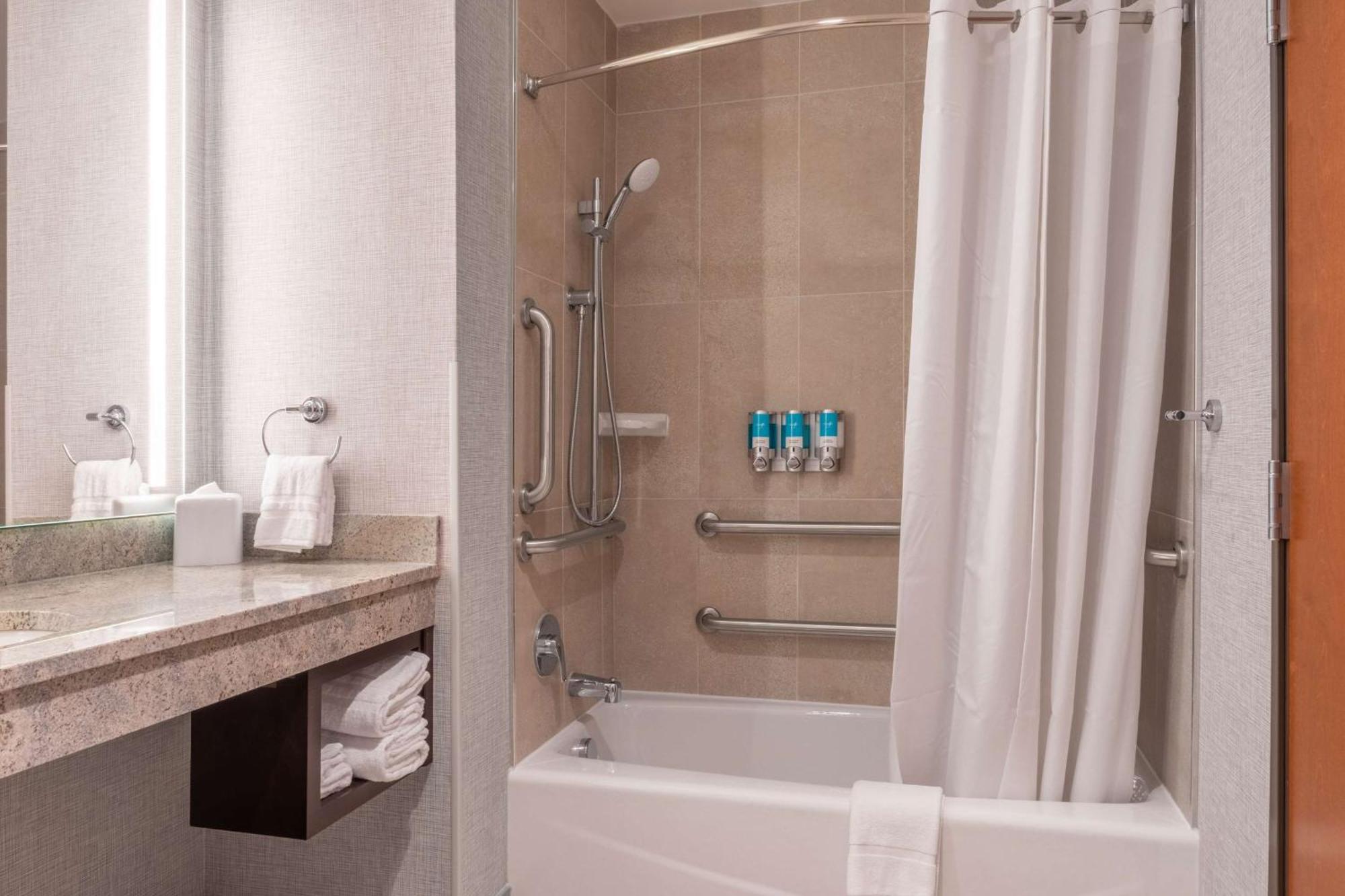 Drury Plaza Hotel College Station Extérieur photo